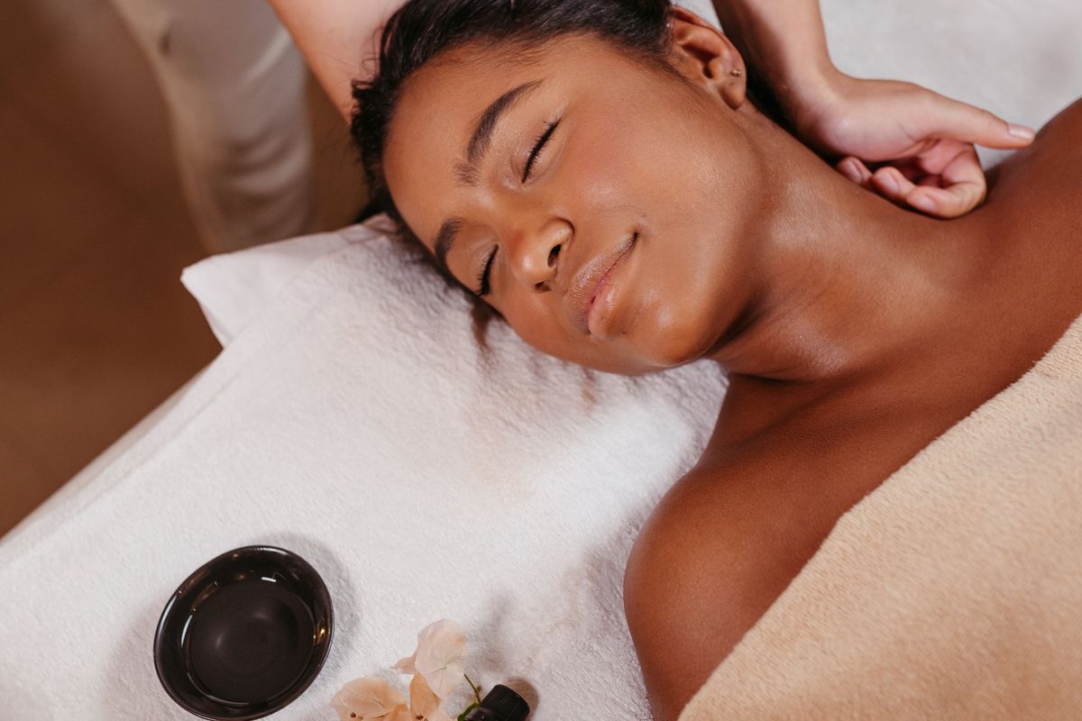Femme recevant un massage apaisant de la nuque et des épaules