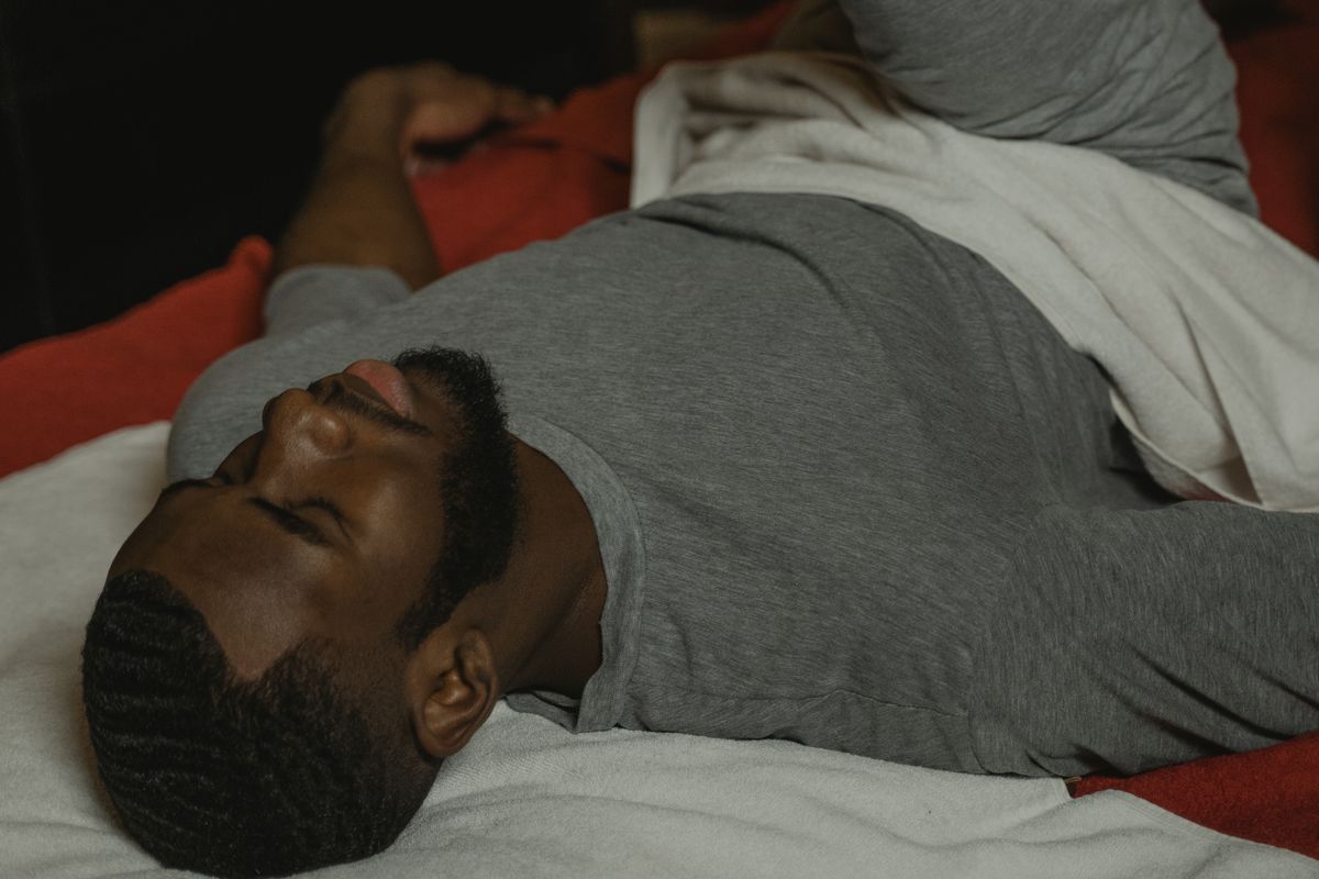 Homme détendu lors d’une séance de massage thérapeutique