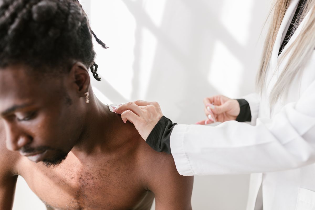 Praticienne examinant l’épaule d’un patient