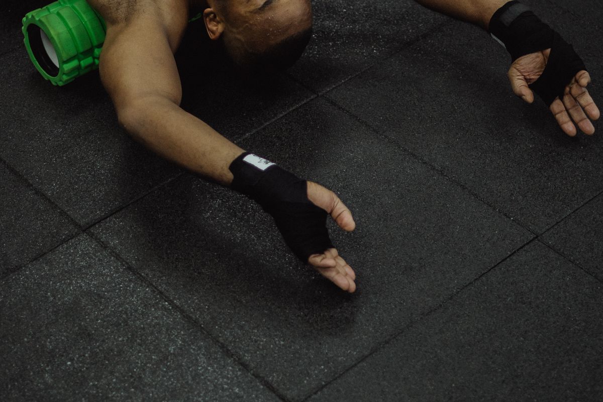 Sportif récupérant à l’aide d’un rouleau de massage après l’effort